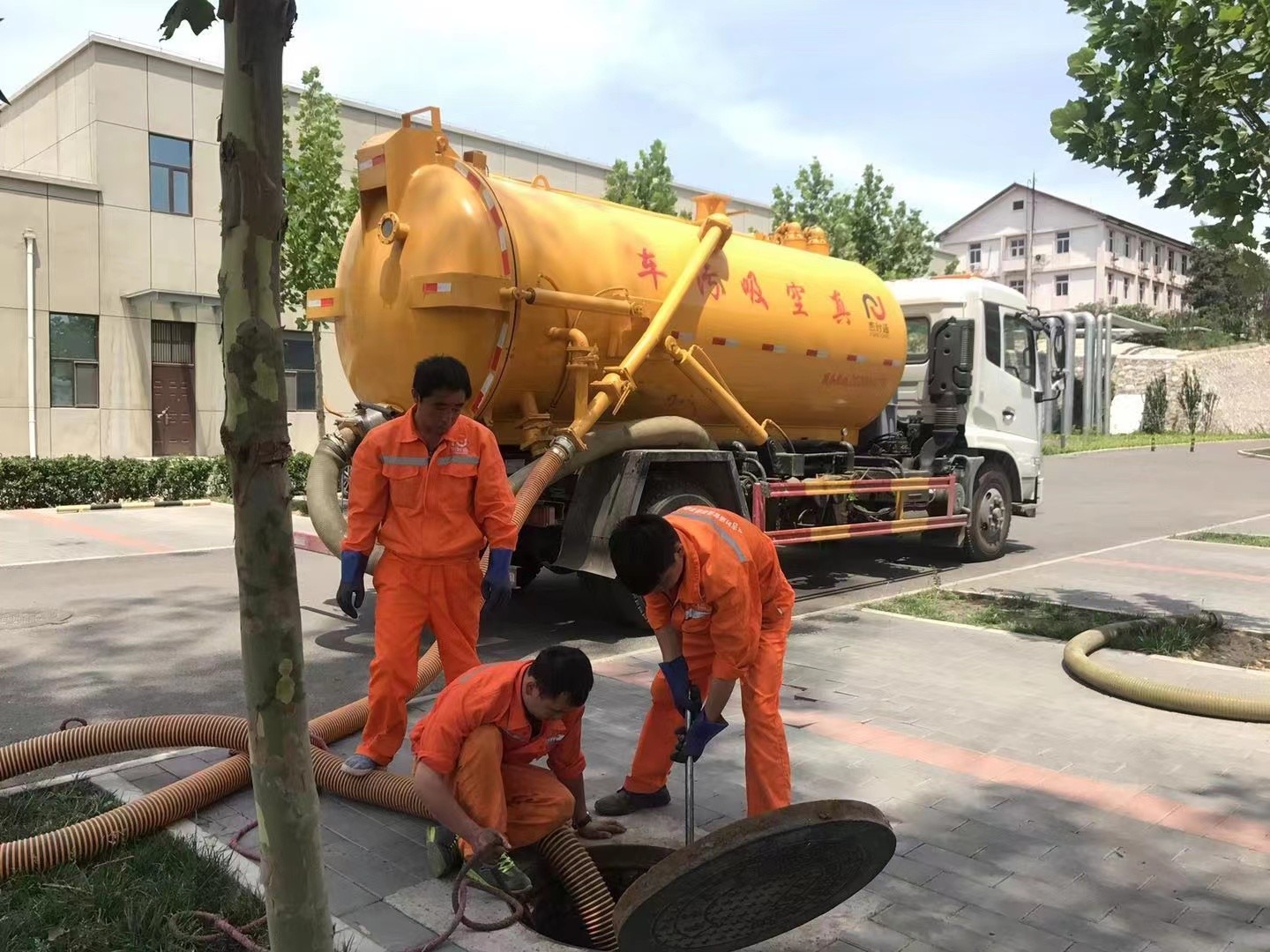 湾里管道疏通车停在窨井附近