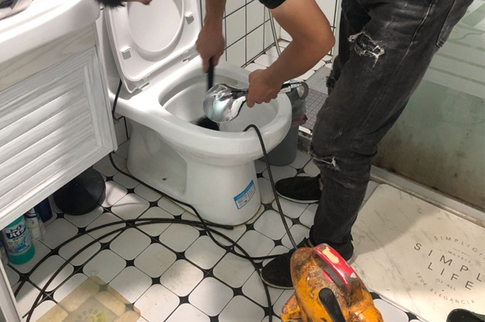 湾里马桶堵塞自己疏通还是找师傅？专业上门服务让你省时更省心